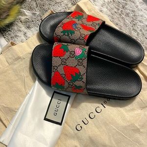 GUCCI STRAWBERRY SLIDES VERY RARE